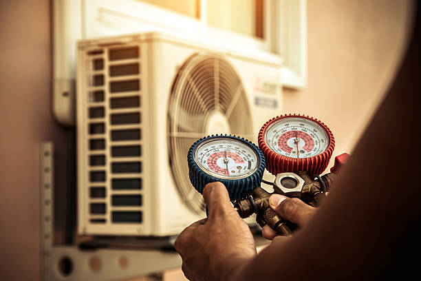 Professional Hvac technician working in Kaneville, IL